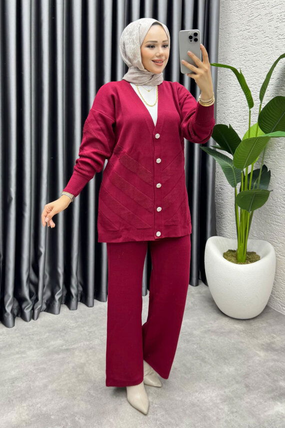 https://cdn.kalemenmoda.com/idil-dugme-detayli-triko-takim-1314-bordo-kombin-kombin-1742-51-O.jpg - İdil Düğme Detaylı Triko Takım 1314 Bordo - MT
