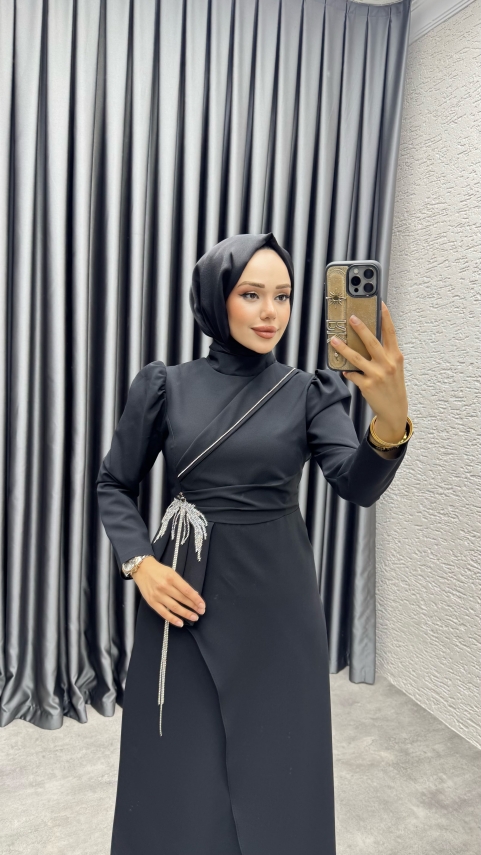 https://www.kalemenmoda.com/mec-tasli-zincir-detay-elbise-8002-siyah-abiye-abiye-929-20-O.jpg --- Meç Taşlı Zincir Detay Elbise 8002 Siyah - 3