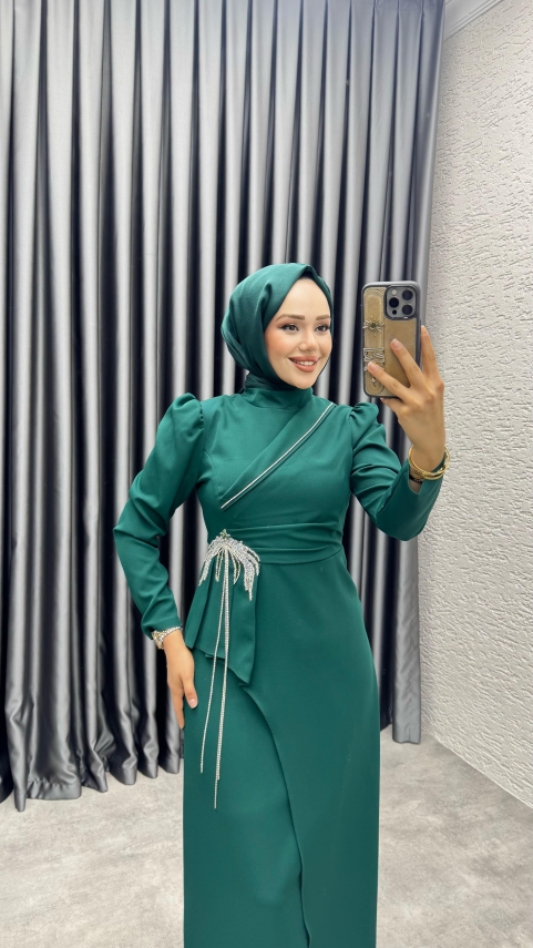 https://www.kalemenmoda.com/mec-tasli-zincir-detay-elbise-8002-zumrut-abiye-abiye-932-20-O.jpg --- Meç Taşlı Zincir Detay Elbise 8002 Zümrüt - 3