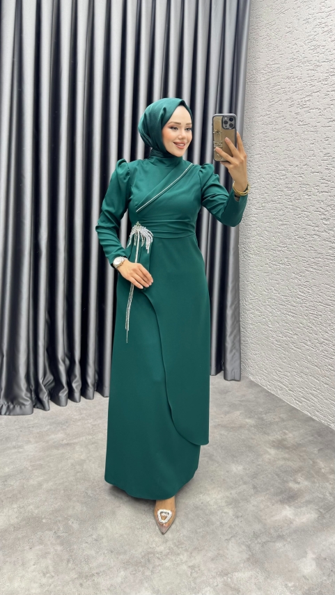 https://www.kalemenmoda.com/mec-tasli-zincir-detay-elbise-8002-zumrut-abiye-abiye-934-20-O.jpg --- Meç Taşlı Zincir Detay Elbise 8002 Zümrüt - 2
